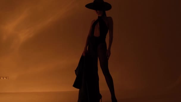 Modelo Chica Traje Negro Sombrero Negro Vídeo Moda Con Estilo — Vídeos de Stock