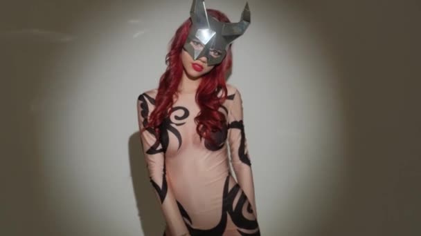 Seksi Dar Bir Kostüm Giymiş Boynuzlu Şeytan Kız Stüdyoda Gri — Stok video
