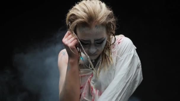 Mulher Halloween Maquiagem Uma Camisa Branca Manchada Com Sangue Estúdio — Vídeo de Stock
