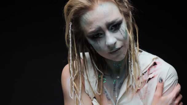 Halloween Kobieta Makijażu Biała Koszula Poplamiona Krwią Studio Czarnym Tle — Wideo stockowe