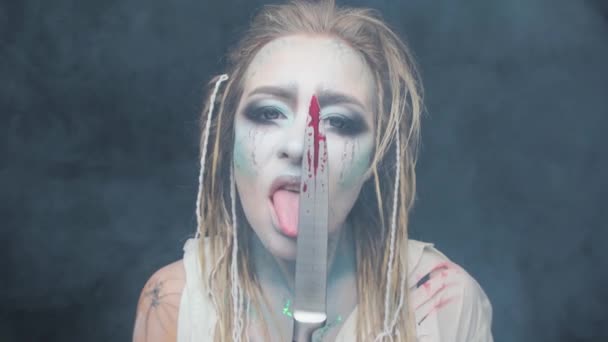Mujer Peligrosa Lamiendo Cuchillo Con Sangre Cerca Halloween Tema Terror — Vídeos de Stock