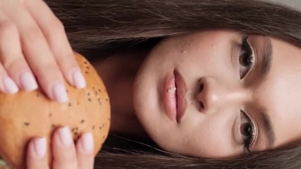 Vidéo Verticale Belle Brune Mangeant Hamburger Juteux Portrait Gros Plan — Video
