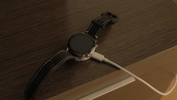 Close Homem Carregando Seu Relógio Inteligente — Vídeo de Stock