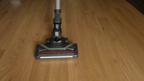 Sebuah Vacuum Cleaner Nirkabel Dengan Sikat Turbo Dan Pencahayaan Membersihkan — Stok Video