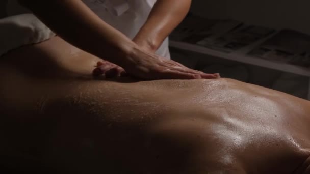 Massage Van Een Vrouw Terug Een Donkere Kamer Bij Kaarslicht — Stockvideo