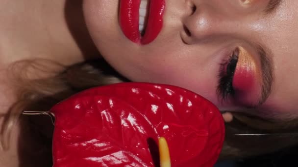Piękny Model Jasnym Makijażem Czerwonymi Ustami Portret Dziewczyny Bliska Niebieskim — Wideo stockowe