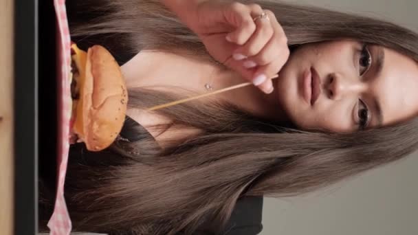 Videoclip Vertical Frumoasă Brunetă Mănâncă Burger Suculent Portret Close — Videoclip de stoc