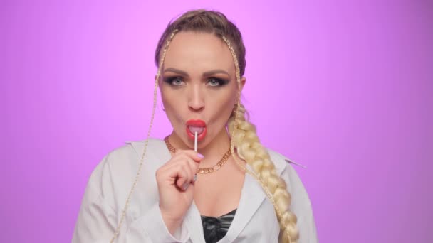 Glamour Belle Jeune Femme Modèle Avec Rouge Lèvres Manger Sueurs — Video