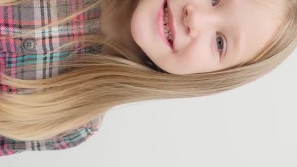 Kleines Mädchen Jubelt Verwöhnt Und Lächelt Porträt Aus Nächster Nähe — Stockvideo
