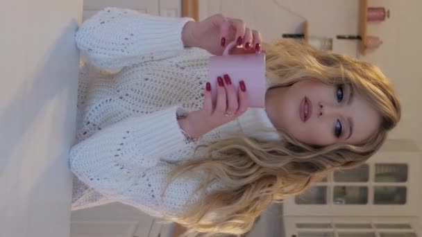 Blonda Frumoasă Într Pulover Cald Ceașcă Ceai Portret Aproape Videoclipuri — Videoclip de stoc
