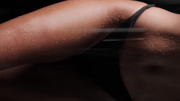 Siyah Arka Planda Duşta Çamaşırlarıyla Güzel Bir Vücudu Olan Bir — Stok video
