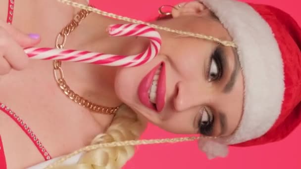 Gelukkig Blond Santa Claus Een Rode Achtergrond Glimlachend Met Snoep — Stockvideo