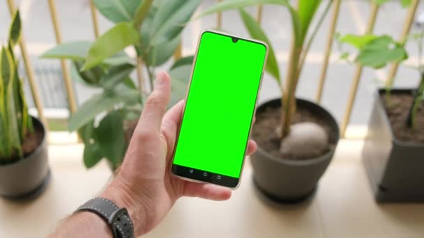 Muž Drží Ruce Telefon Zelenou Obrazovkou Horní Pohled Zpomalený Pohyb — Stock video