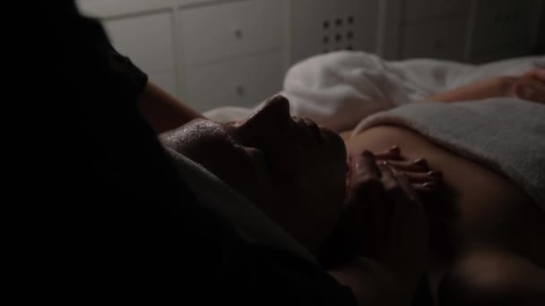 Masseur Donne Massage Visage Cou Des Épaules Une Jeune Femme — Video
