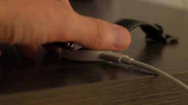 Akıllı saatini şarj eden bir adamın yakın çekimi. Yukarıdan görüntüle.