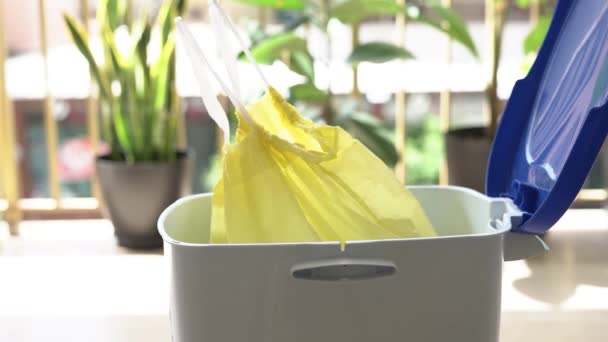 Homem Tira Saco Amarelo Lixo Uma Lata Lixo — Vídeo de Stock