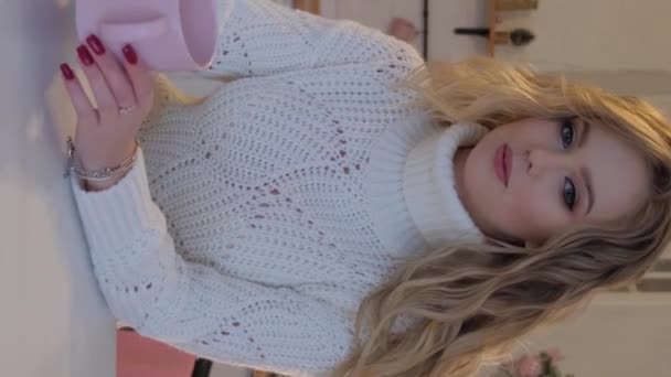Schöne Blondine Einem Warmen Pullover Und Einer Tasse Tee Porträt — Stockvideo