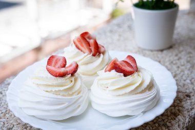Ev yapımı kremalı Pavlova pastası taze çilek ve naneli. Yaz tatlısı. Fransız pastası. Şekerleme. Klasik tatlı işte. Çilekli tatlı.