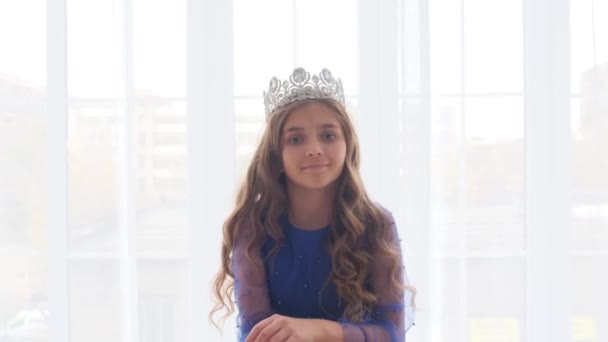 Portrét Roztomilé Princezny Korunou Hlavě Dívka Mrkne Usměje Kameru — Stock video
