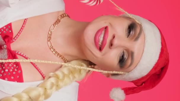 Feliz Loira Papai Noel Fundo Vermelho Sorrindo Com Mãos Doces — Vídeo de Stock