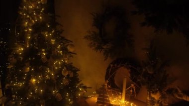 Noel ağacı ve şöminesi ile Noel ışıklarının bulanık videosu.