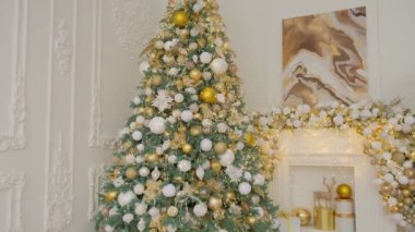 Yeni yıl hediyeleri Noel ağacının altında.