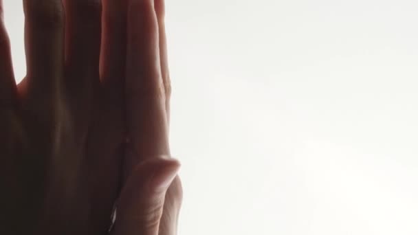 Kobiece Dłonie Masują Skórę Olejkiem Białym Tle Pionowe Wideo — Wideo stockowe