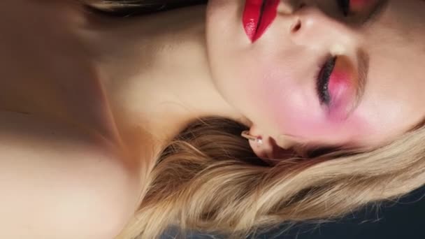 Parlak Makyajlı Kırmızı Dudaklı Güzel Bir Model Mavi Arka Planda — Stok video