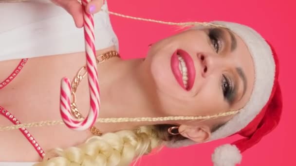 Счастливая Блондинка Санта Клаус Красном Фоне Улыбающаяся Конфетами Вертикальное Видео — стоковое видео