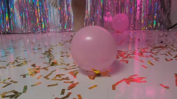 Uma Menina Sapatos Meia Calça Aparece Balão Com Uma Festa — Vídeo de Stock