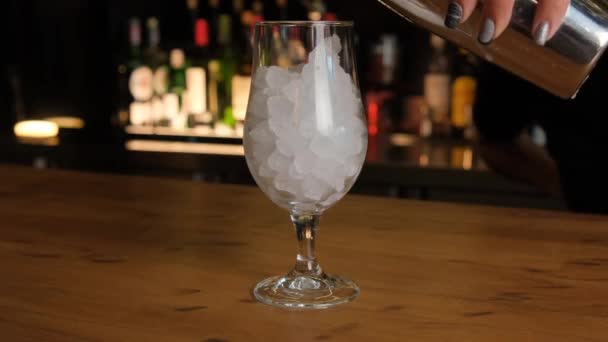 Barkeeper Schenkt Einen Pina Colada Cocktail Einer Dunklen Bar Großaufnahme — Stockvideo