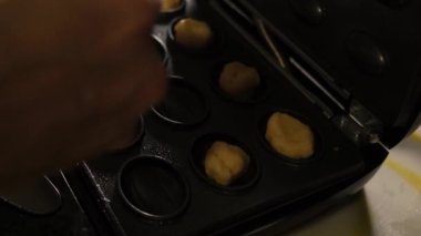 Elektrikli waffle ızgarası. Yoğunlaştırılmış sütle yarı bitmiş hamur cevizi..