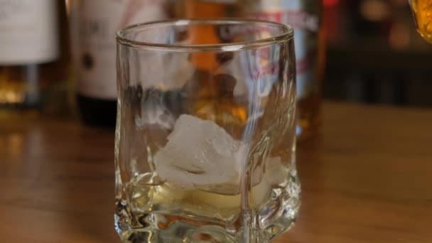 Glas Whisky Met Ijs Een Houten Tafel Close — Stockvideo