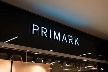 Tarragona, İspanya - 24 Temmuz 2023: Dükkana yakın çekimde Primark logosu.