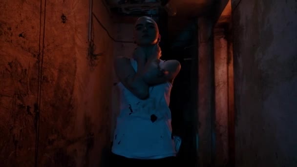 중독자 대머리 여성은 마약없이 증상을 느낀다 오래된 지하실 희망없는 중독자 — 비디오