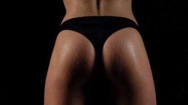 Şortlu, dans eden bir kadının kalçasını yakından çek. Esnek vücutlu profesyonel dansçı, twerk şovu.