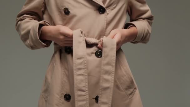 Élégante Petite Fille Mode Dans Trench Coat Studio Sur Fond — Video