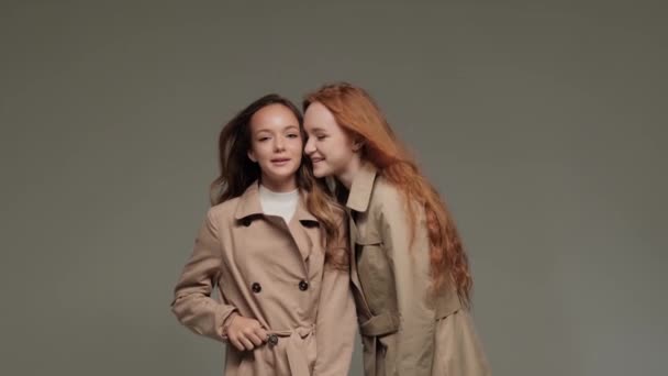 Dua Model Bergaya Dalam Mantel Parit Studio Pada Latar Belakang — Stok Video