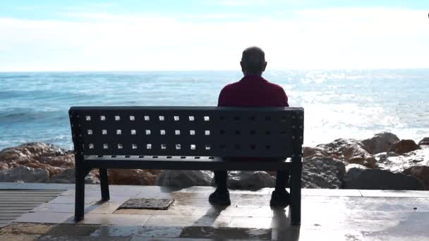 Osamělý Starší Muž Sedí Lavičce Dívá Moře — Stock video