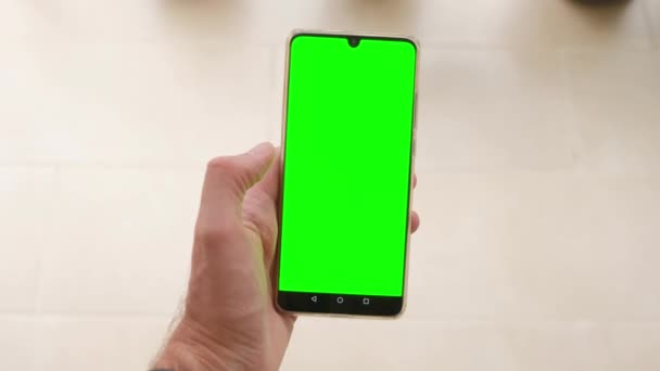 Muž Drží Ruce Telefon Zelenou Obrazovkou Horní Pohled Zpomalený Pohyb — Stock video