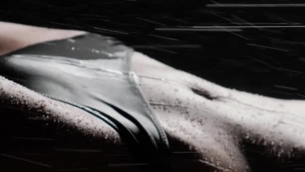 Siyah Arka Planda Duşta Çamaşırlarıyla Güzel Bir Vücudu Olan Bir — Stok video