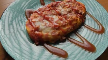 Sosisli mini pizza ve ketçaplı peynir yakın plan ahşap masa arkasında..