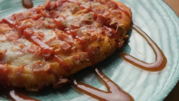 Mini Pizza Con Salchicha Queso Con Ketchup Sobre Fondo Mesa — Vídeos de Stock