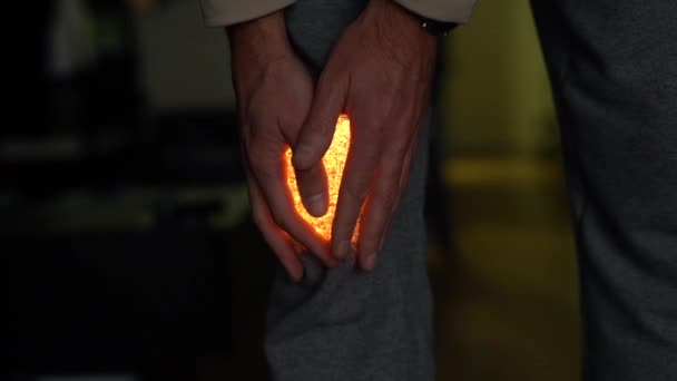 Seorang Pria Menderita Nyeri Lutut Close Daerah Yang Terbakar Bersinar — Stok Video