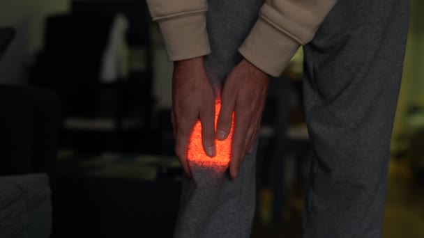 男性は膝の痛みを閉じることに苦しんでいる 炎症した領域が赤く輝く — ストック動画