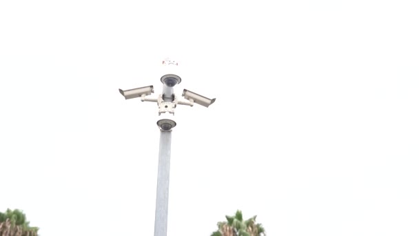 街上监控摄像头的录像同一架子上有很多摄像头 — 图库视频影像