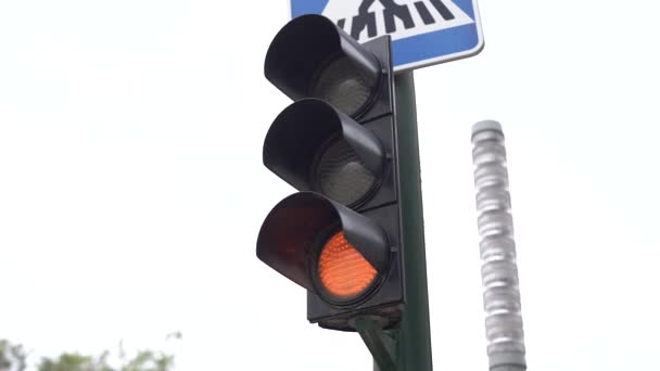 ヨーロッパの路上で点滅黄色い交通ライトを閉じる — ストック動画