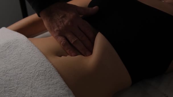男性手在女性胃部做淋巴引流按摩 — 图库视频影像