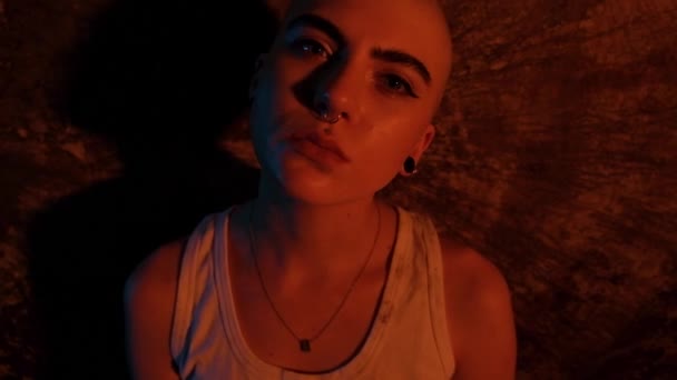 중독자 대머리 여성은 마약없이 증상을 느낀다 오래된 지하실 희망없는 중독자 — 비디오