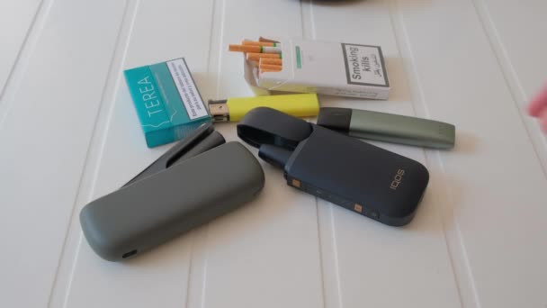 スペインのタラゴナ 2022年9月16日 電子タバコIqos閉鎖 喫煙やタバコのための異なるオプション ニコチンの使用のためのデバイスの選択 — ストック動画